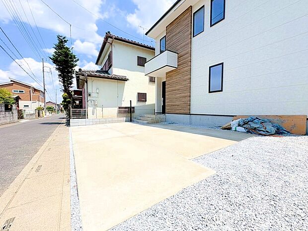 ゆったりとした駐車スペースは、お車の駐車が苦手な方も安心です。