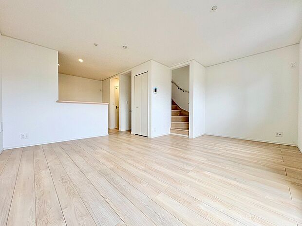 採光通風を確保した心地よいリビング空間を2階に設けました。