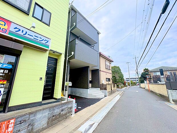 周辺環境とのコラボレーションにより明るい空間を演出。