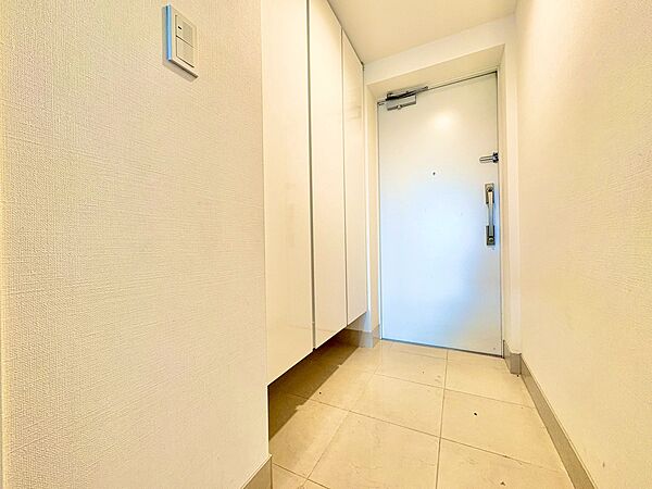 天井近くまで高さがある収納を設けた玄関。