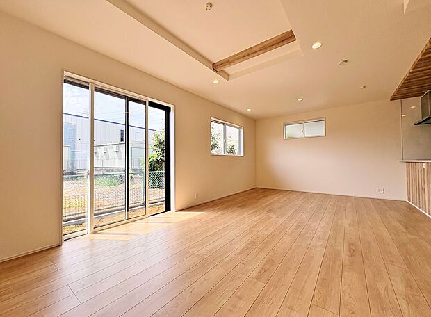 明るい日差しが注ぎ、心地よいリラックスタイムが過ごせそうです。