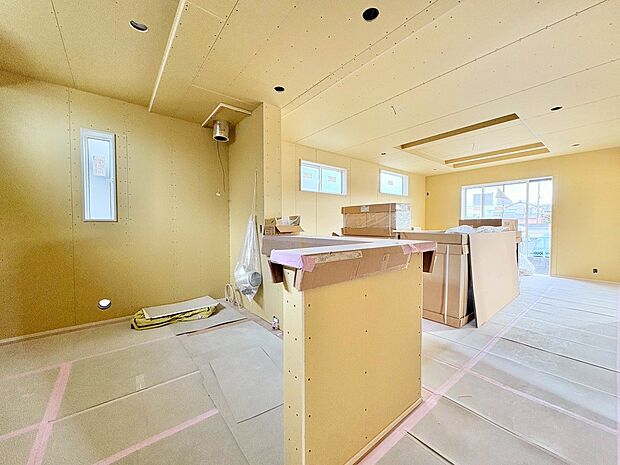 キッチンからリビング全体を見渡せます。(令和8年3月 撮影)