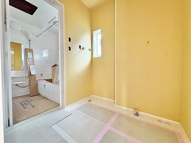 キッチンと廊下から行き来できる洗面室です。(令和8年3月 撮影)