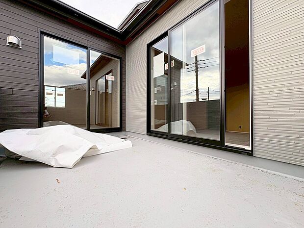 2部屋に面したバルコニーは洗濯物や布団干しにも便利です。(令和8年3月 撮影)