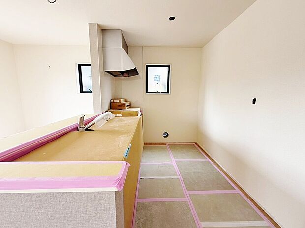 カウンターキッチンで一体感のあるLDK。会話も弾みますね。(令和8年6月 撮影)