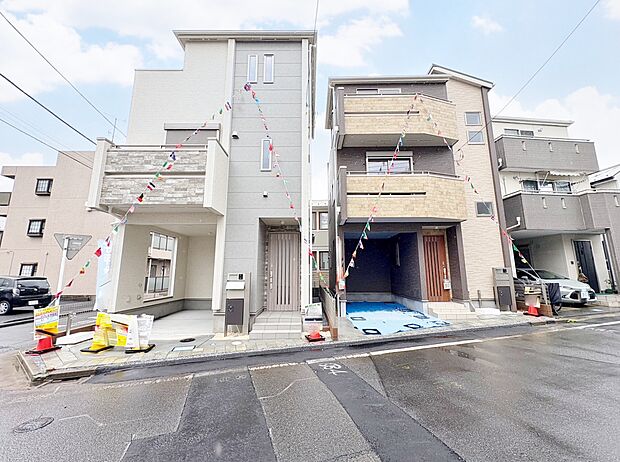 左が当物件。明るい色の外壁がデザイン性を高めてくれます。