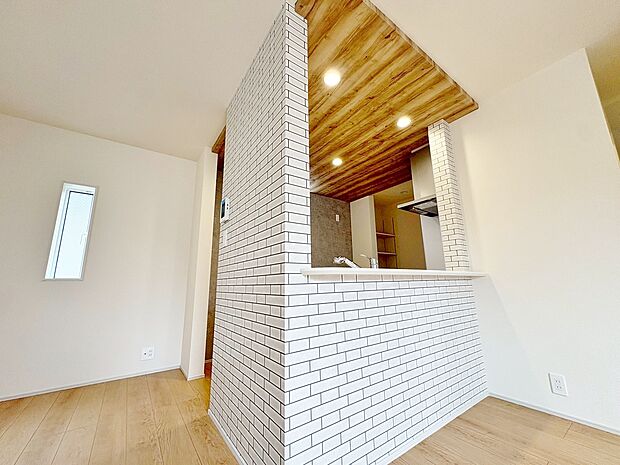 食卓を囲み、会話を愉しむ憩いのダイニング。