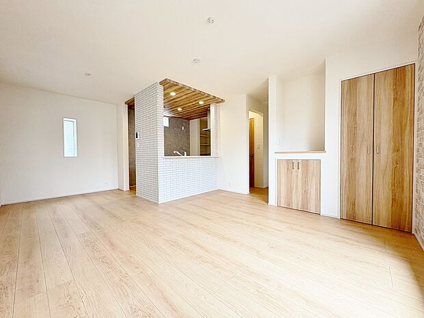 2階に設けたLDKは空間を明るく照らすことのできるバルコニーに面した間取り。