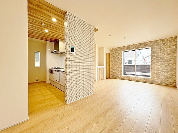 ダイニングとつながるキッチンからは家中が見渡せます。