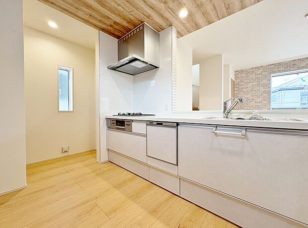 パントリーを設置し、食品や生活用品などスムーズに収納できます。