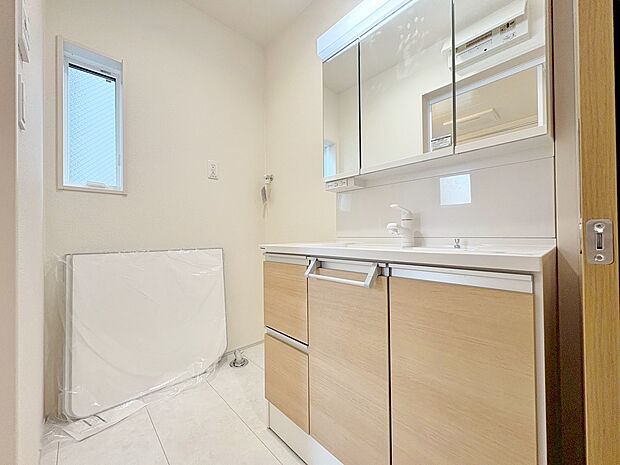 明るく清潔感のある洗面台は気持ちがいいですね。