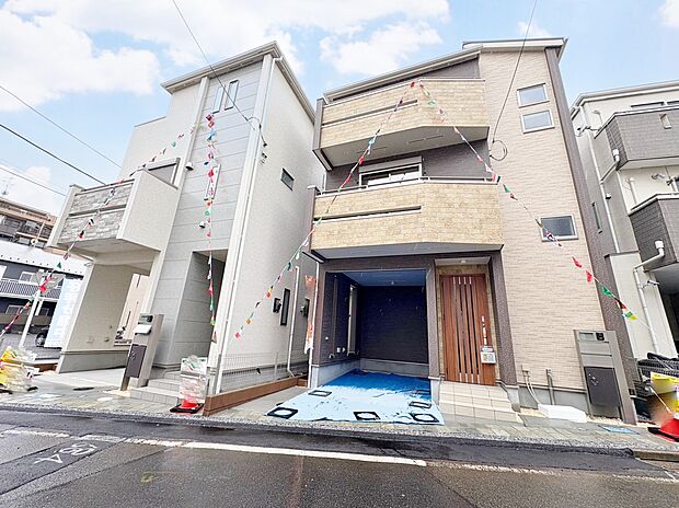 西川口駅まで徒歩13分の立地です。個性を主張しつつも、知性と品格を感じさせる佇まい。