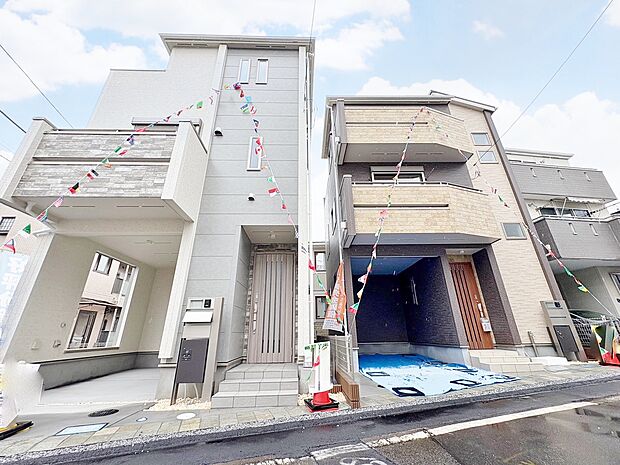 右が当物件。雨風から守るだけでなく、防犯面でも安心のビルトインガレージ。