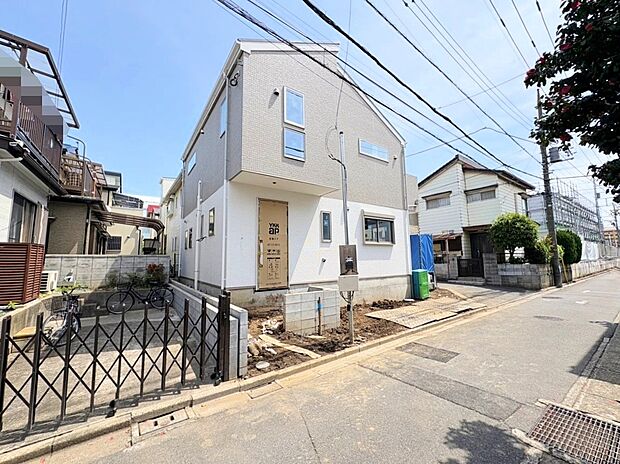 洗練されたデザインの外観が街並みに彩りを演出します。(令和8年4月 撮影)