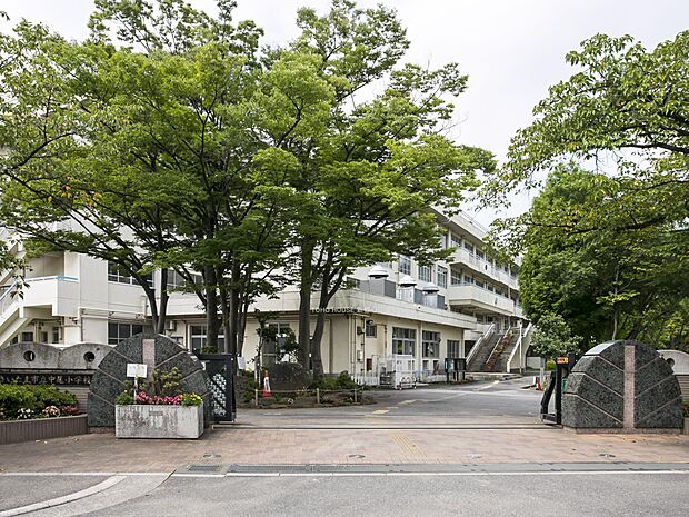 中尾小学校まで約1200m