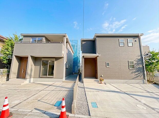 右が当物件。角地に面した邸宅。岩槻駅徒歩15分の立地。ゆったりした時間が流れる住環境。