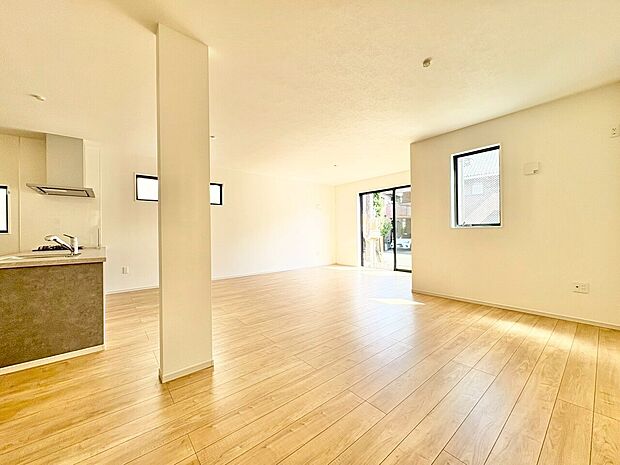 室内には豊かな陽光が注ぎ込み、爽やかな住空間を演出。