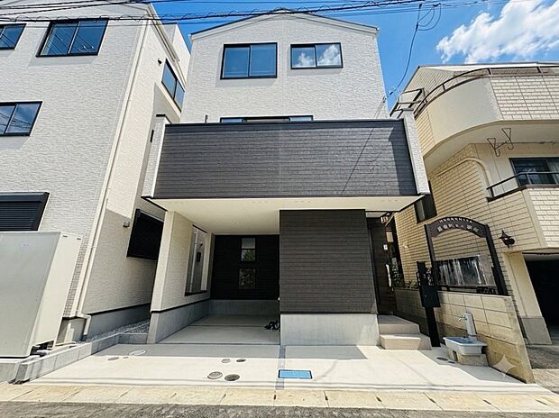 南浦和駅徒歩15分の立地。設計者の拘りが伝わってくる素敵な建物です。