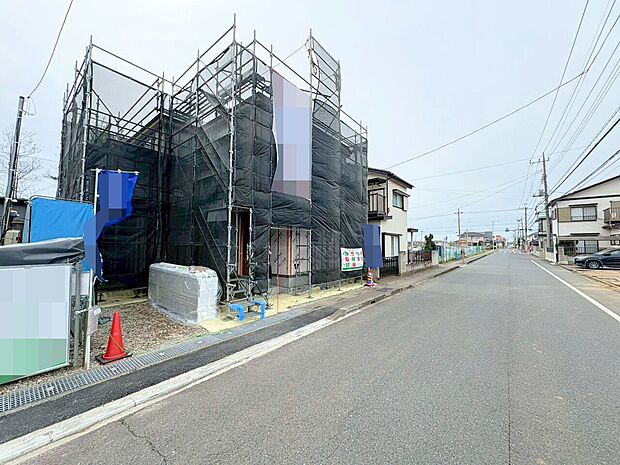 コンビニやスーパー、ドラッグストアなど、周辺に買い物施設が充実しています。(令和8年4月 撮影)