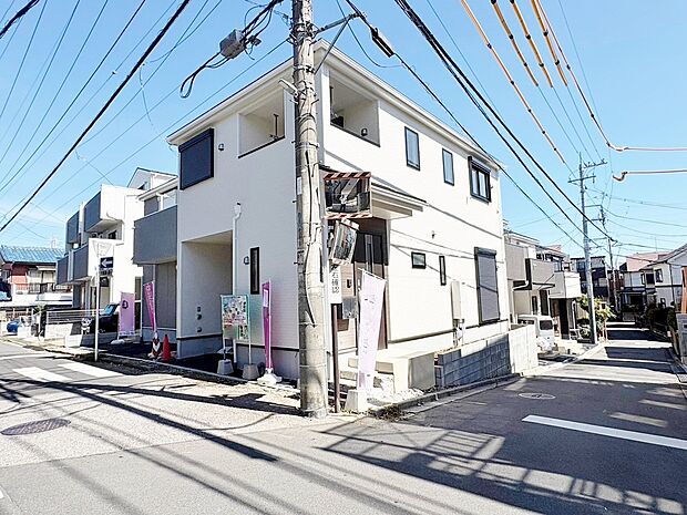 左が当物件。スーパーやコンビニなどが徒歩圏内にあり、買い物に便利な住環境です。(令和8年9月撮影)