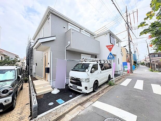 右が当物件。スーパーやコンビニなどが徒歩圏内にございます。(令和8年8月 撮影)