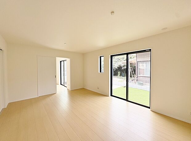 室内には豊かな陽光が注ぎ込み、爽やかな住空間を演出。