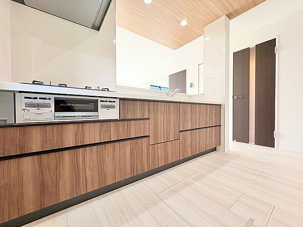 こだわり抜いたキッチンは居心地の良さだけでなく、統一感ある空間に仕上げました。