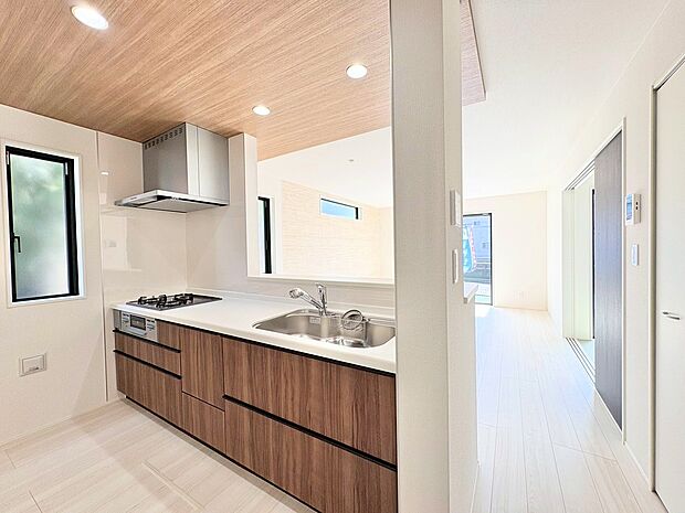 会話が楽しめる対面式キッチンを採用しました。