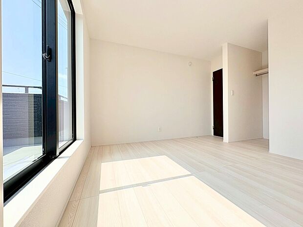 日々の疲れを癒すシンプルながらも洗練されたベッドルーム。