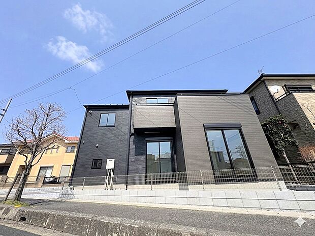 岩槻駅まで徒歩13分、南公道に面した全居室南向きのお住まいです。