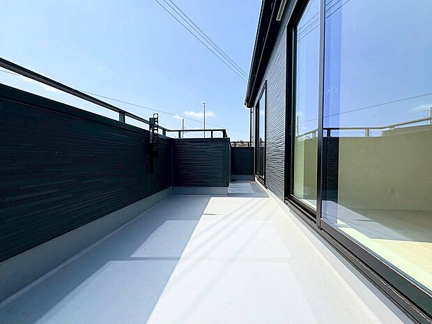 豊かな自然を目いっぱい愉しむことができるバルコニー。