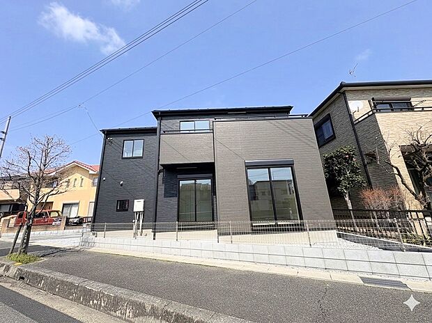 濃い色の外観が上品な印象を与える佇まい。