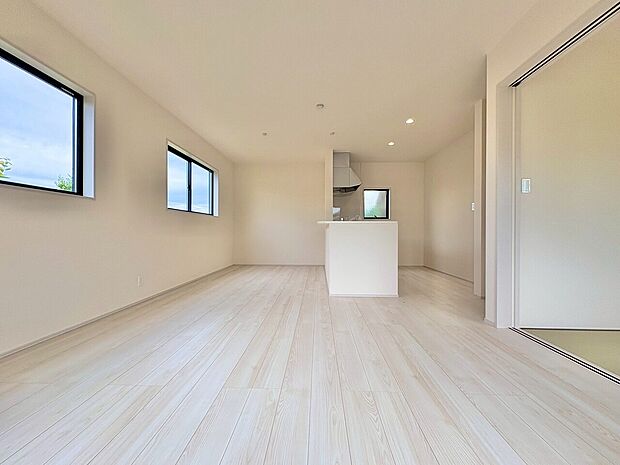 洗練された雰囲気のリビングは、長居したくなる居心地の良い空間です。
