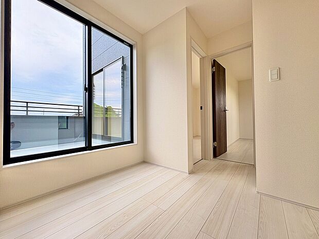 バルコニーからの明るい陽光がお部屋に差し込みます。