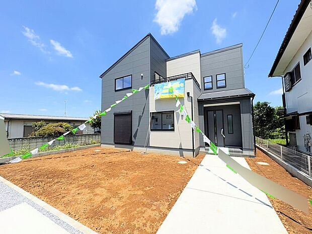 5m公道に面したカースペースに並列で3台駐車可能です。