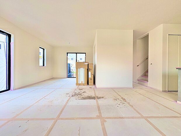 素材感のある清楚な空間が建物内へと導きます。(令和8年3月 撮影)