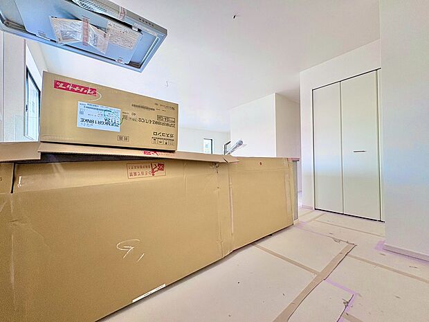 収納も多く大きな鍋やフライパン、調味料などスッキリ片付きます。(令和8年3月 撮影)