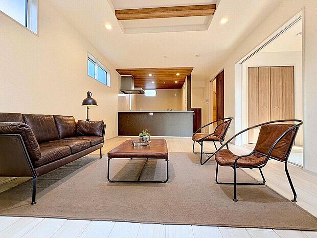 くつろぎの時間をさらに開放的にするＬＤＫ＋続き間居室付き。※現況物件写真にCG画像処理済み