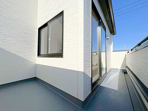 室内に豊かな陽光が注ぎ込み、さわやかな住空間を演出しています。