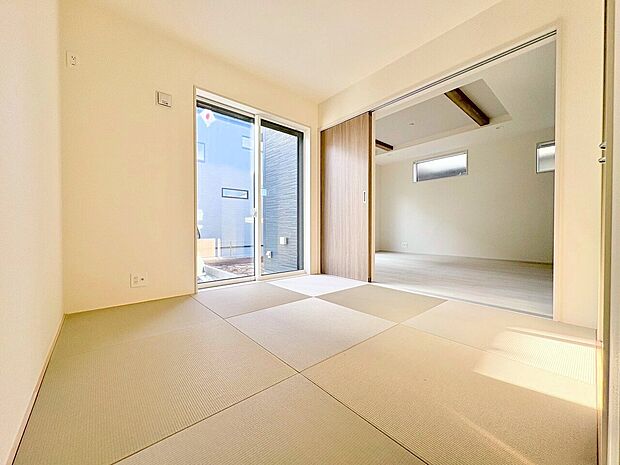 リビングに隣接した和室には穏やかな空気が流れています。