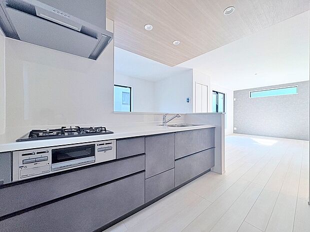 ダイニングとつながるキッチンからは家中が見渡せます。