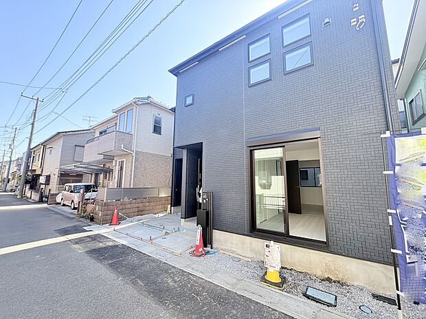 優雅な佇まいの邸宅。重厚感ある意匠に心魅せられます。