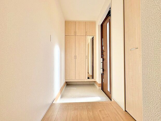 心地良さを与えてくれる家の顔ともなるスペースです。