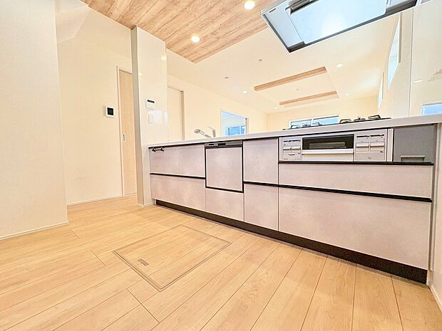 リビング全体を見渡せるよう対面式キッチンを採用しました。