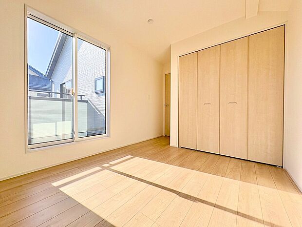 日照に恵まれたお部屋。豊かな陽光がこの場所を照らしだします。