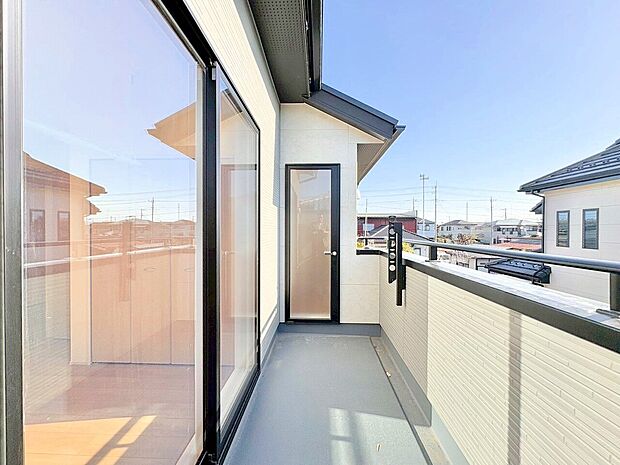 バルコニーからの明るい陽光がお部屋に差し込みます。