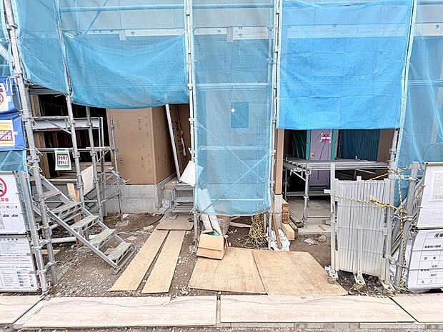 スーパーやドラッグストアが近く、買い物に便利な住環境。（令和8年3月 撮影）