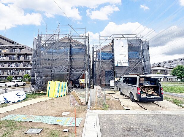 左が当物件。16帖のLDKは人気の対面式キッチンを採用しました。(令和8年5月 撮影)