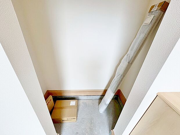 室内に持ち込みたくないものをすっきりしまえます。