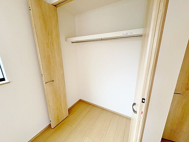 奥行きのあるクローゼットを採用しました。